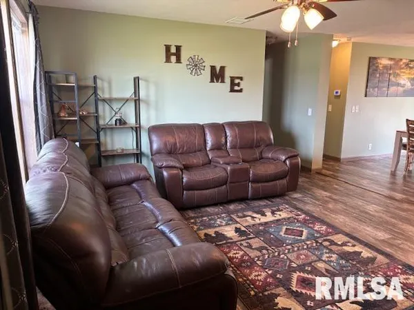 $169,900 | 207 West Grand Avenue, Modesto, IL 62667