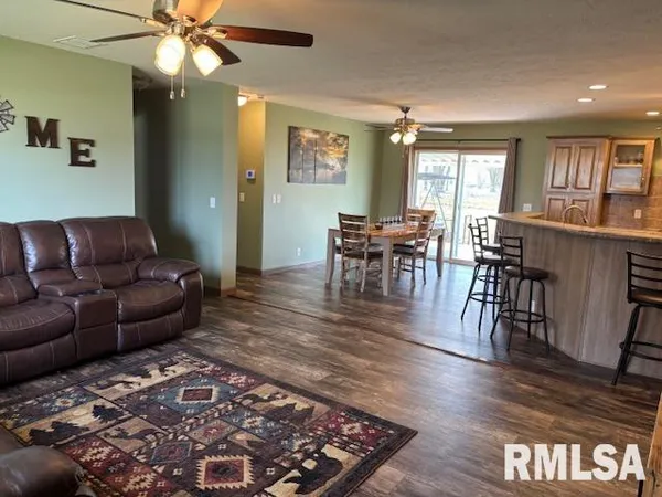 $169,900 | 207 West Grand Avenue, Modesto, IL 62667