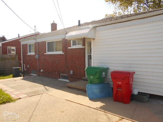 24670 Kelly Road Eastpointe, MI 48021 - Photo 3 of 34