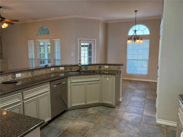 $2,800 | 15325 Dasmarinas Drive, Corpus Christi, TX 78418