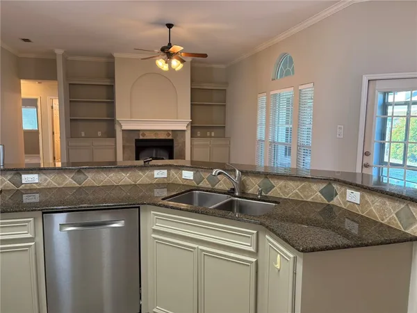 $2,800 | 15325 Dasmarinas Drive, Corpus Christi, TX 78418