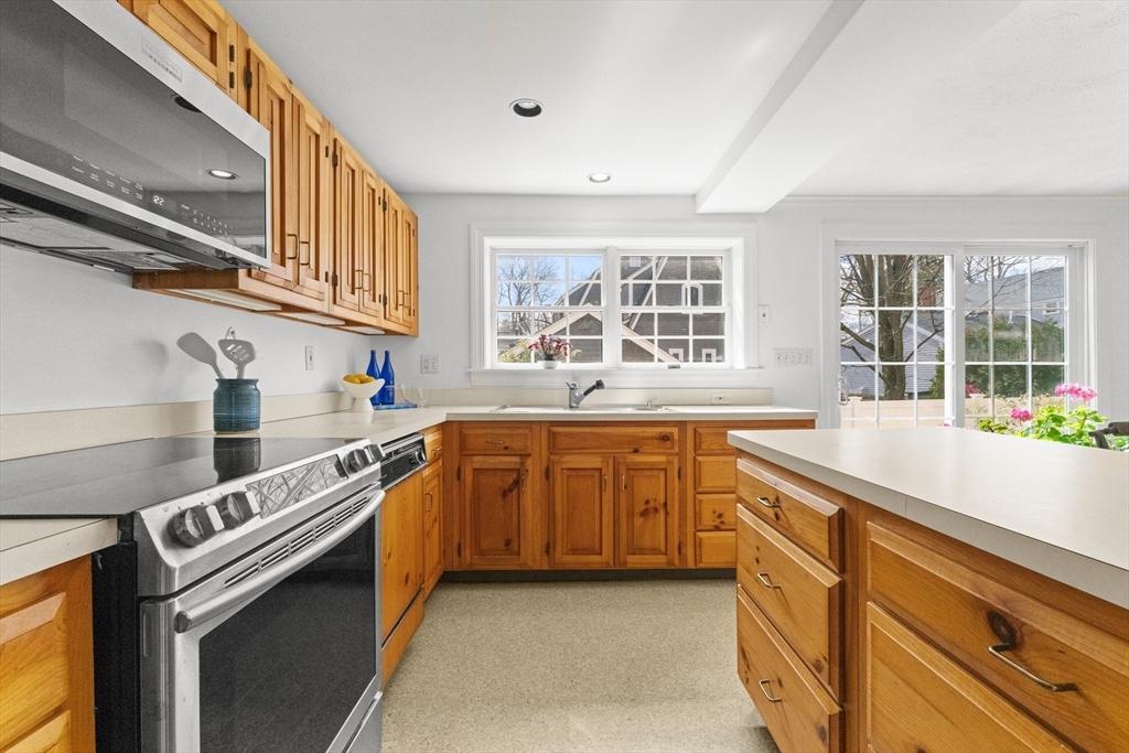 66 Upland Road Needham, MA 02492 - Photo 9 of 28