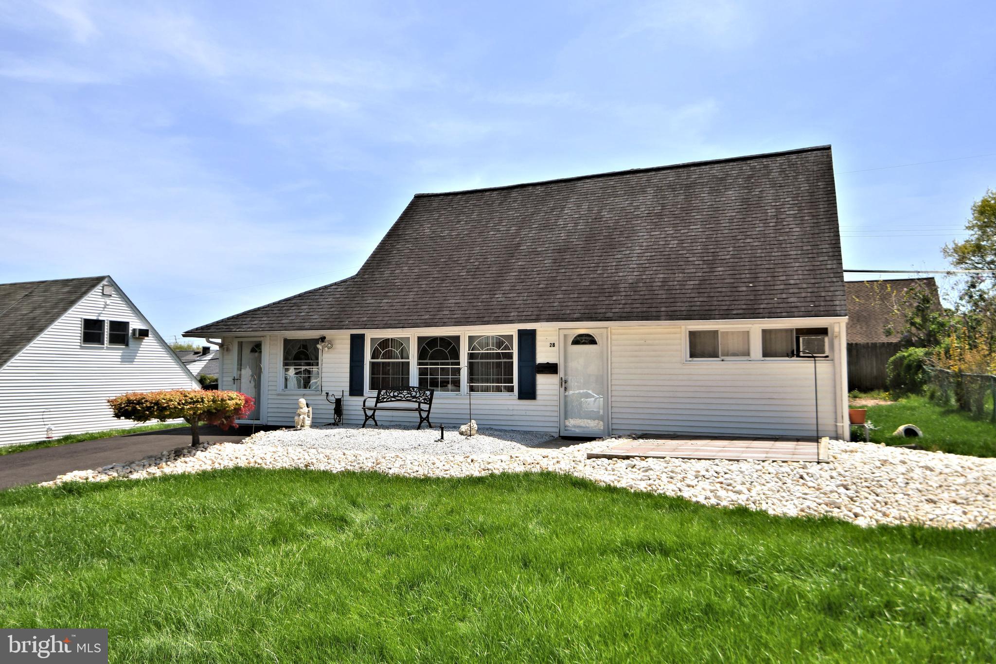 28 Calicobush Road Levittown, PA 19057 - Photo 4 of 37 Gallery Image 4