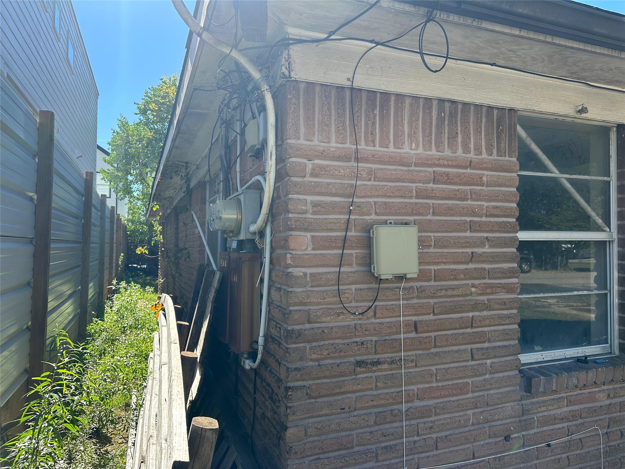 3502 Good Hope Street Houston, TX 77021 - Photo 3 of 11 a bathroom with a shower and a potted plant