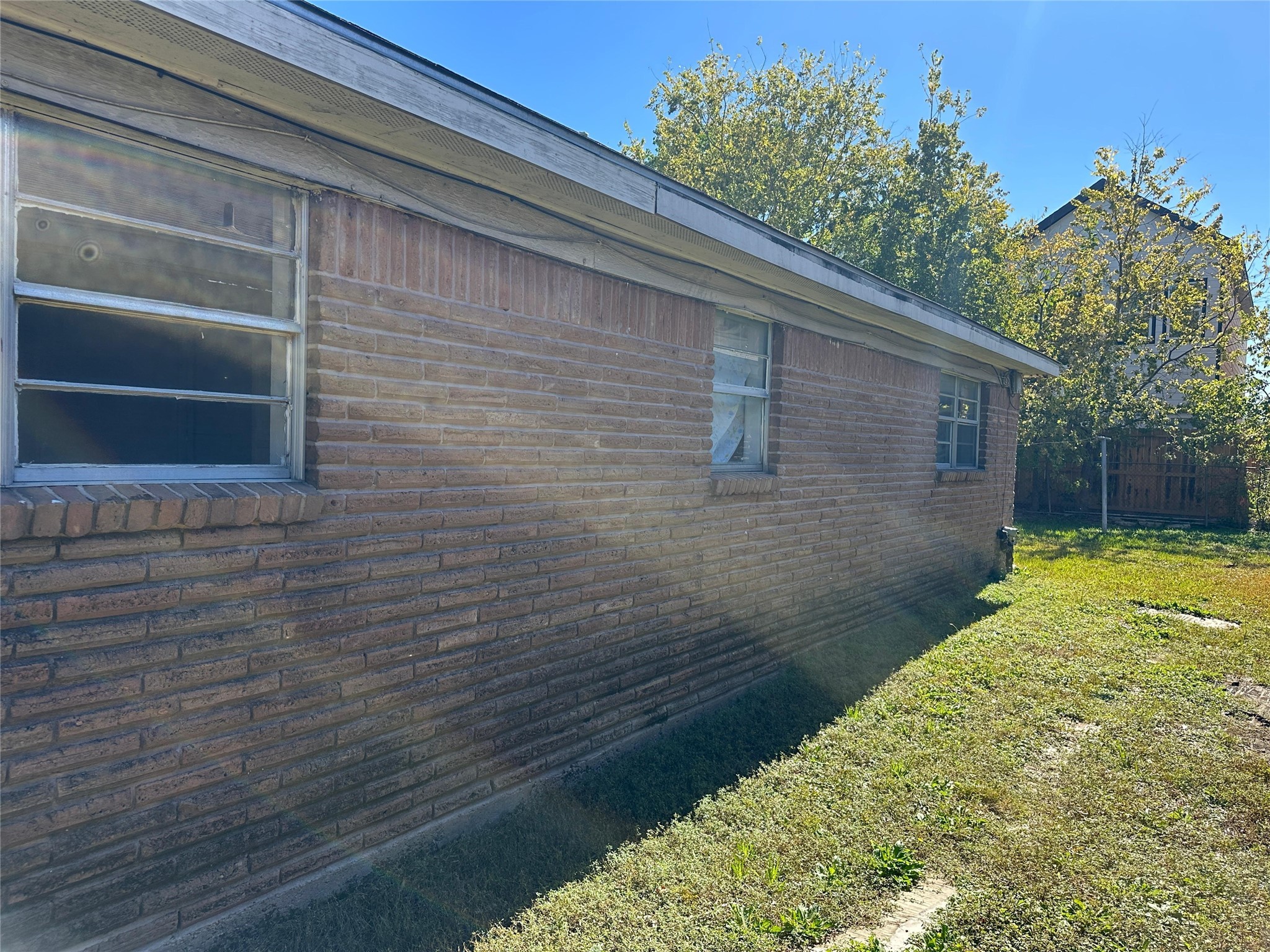 3502 Good Hope Street Houston, TX 77021 - Photo 6 of 11 a backyard of a house