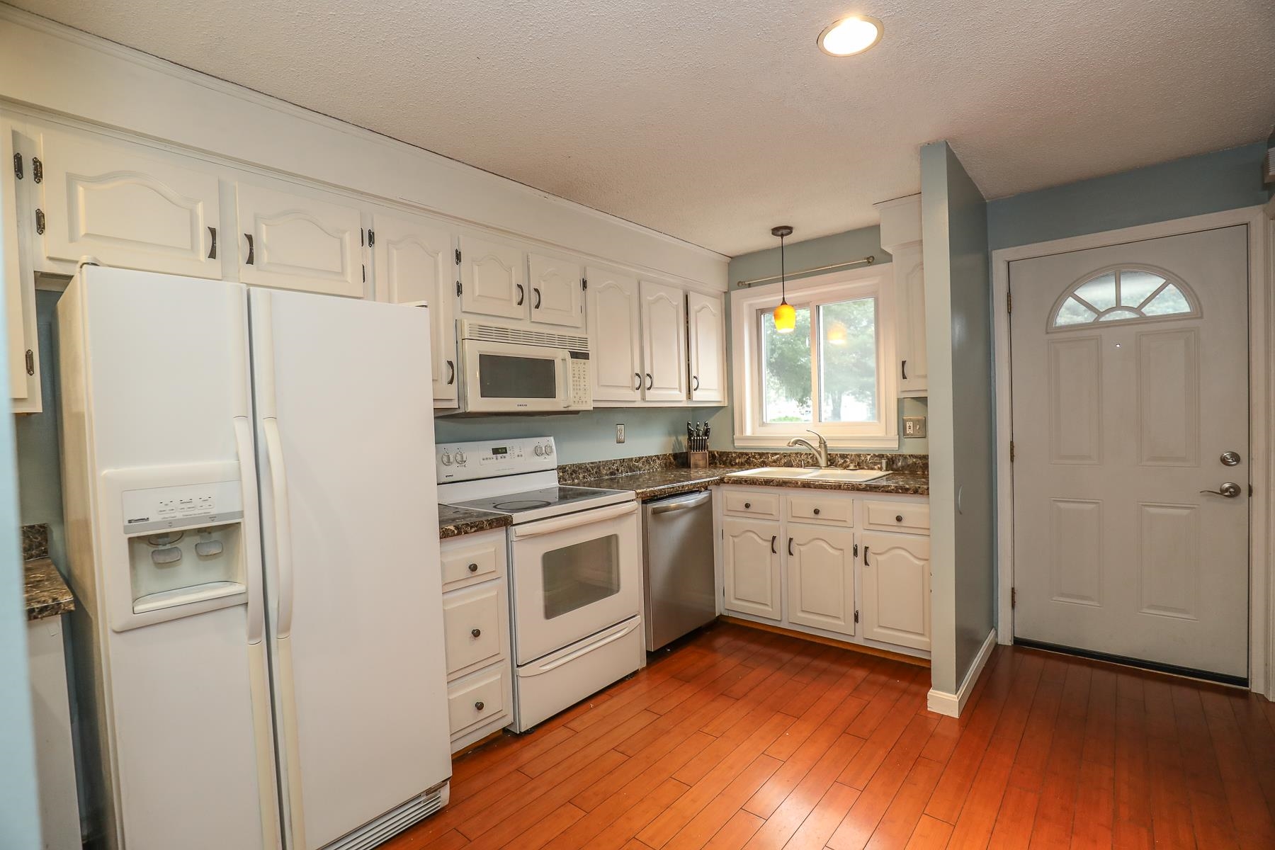 28 Shelburne Road Merrimack, NH 03054 - Photo 3 of 24