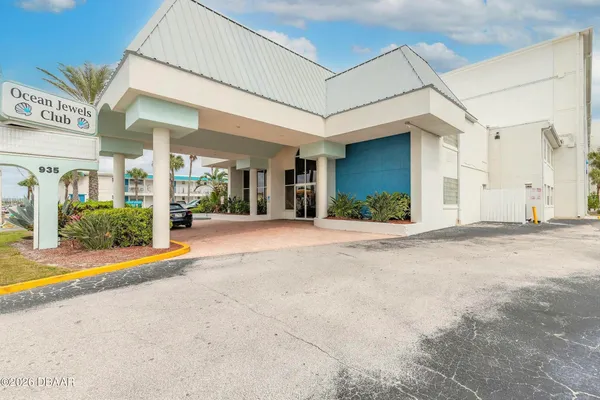 a view of a house with a yard and garage