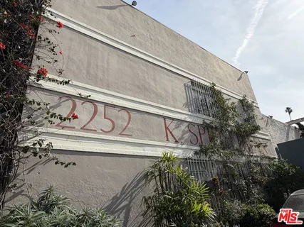 $18,000 | 2252 West Washington Boulevard, Los Angeles, CA 90018
