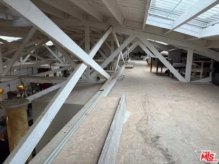 $18,000 | 2252 West Washington Boulevard, Los Angeles, CA 90018