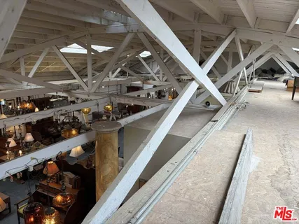 $18,000 | 2252 West Washington Boulevard, Los Angeles, CA 90018