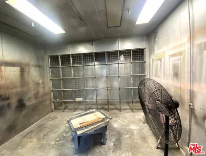 $18,000 | 2252 West Washington Boulevard, Los Angeles, CA 90018