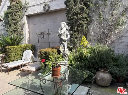 $18,000 | 2252 West Washington Boulevard, Los Angeles, CA 90018