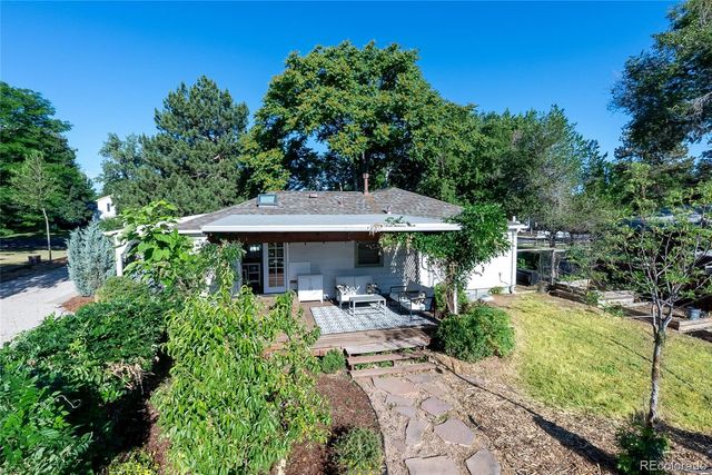 a outdoor living space with furniture and a rug