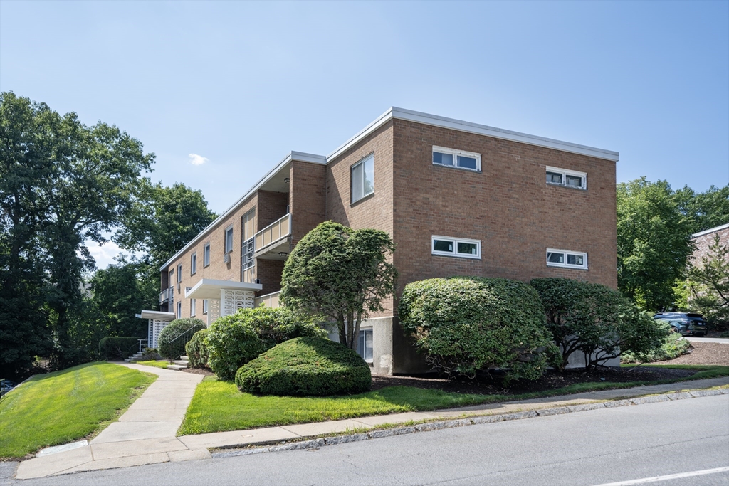 30 Jacqueline Road, Unit D Waltham, MA 02452 - Photo 3 of 14 Gallery Image 3