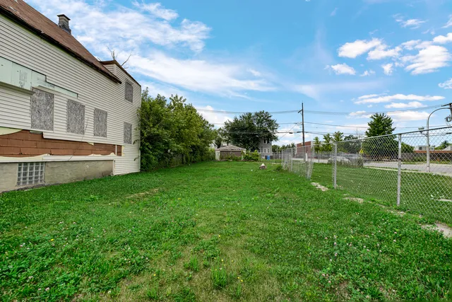 a view of a house with backyard