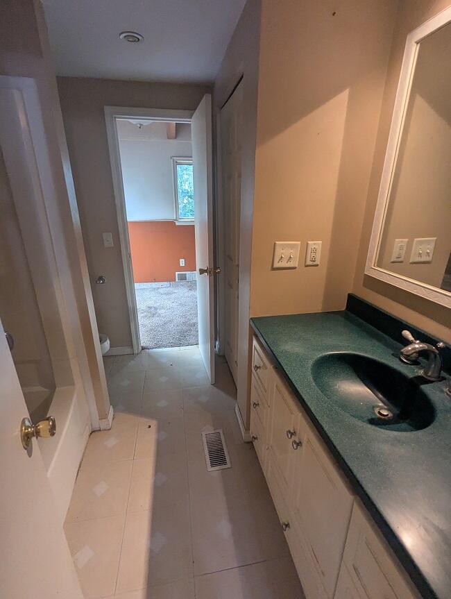 527 East Cavanaugh Road Lansing, MI 48910 - Photo 8 of 8 Full bath