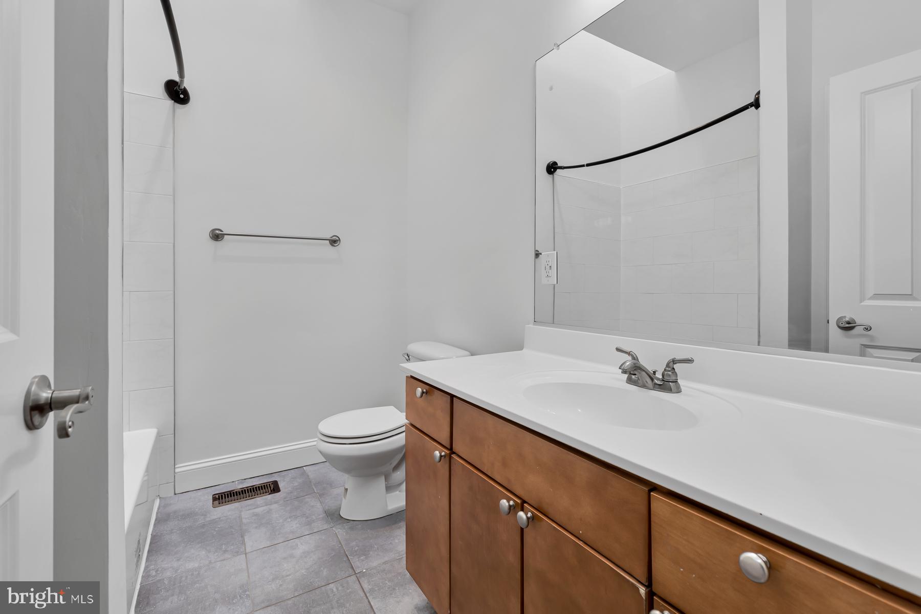 1926 Mt Royal Terrace Baltimore, MD 21217 - Photo 28 of 34 3rd floor hall bathroom