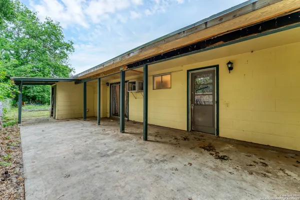a view of a house with backyard