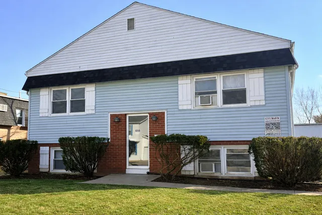 $300,000 | 1215 Wall Street, Normal, IL 61761