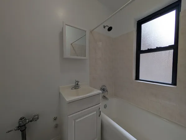 $1,495 | 5417 North Kenmore Avenue, Unit 202, Chicago, IL 60640