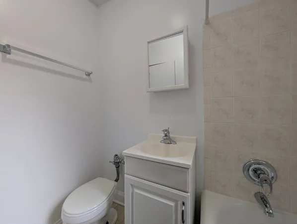 $1,495 | 5417 North Kenmore Avenue, Unit 202, Chicago, IL 60640