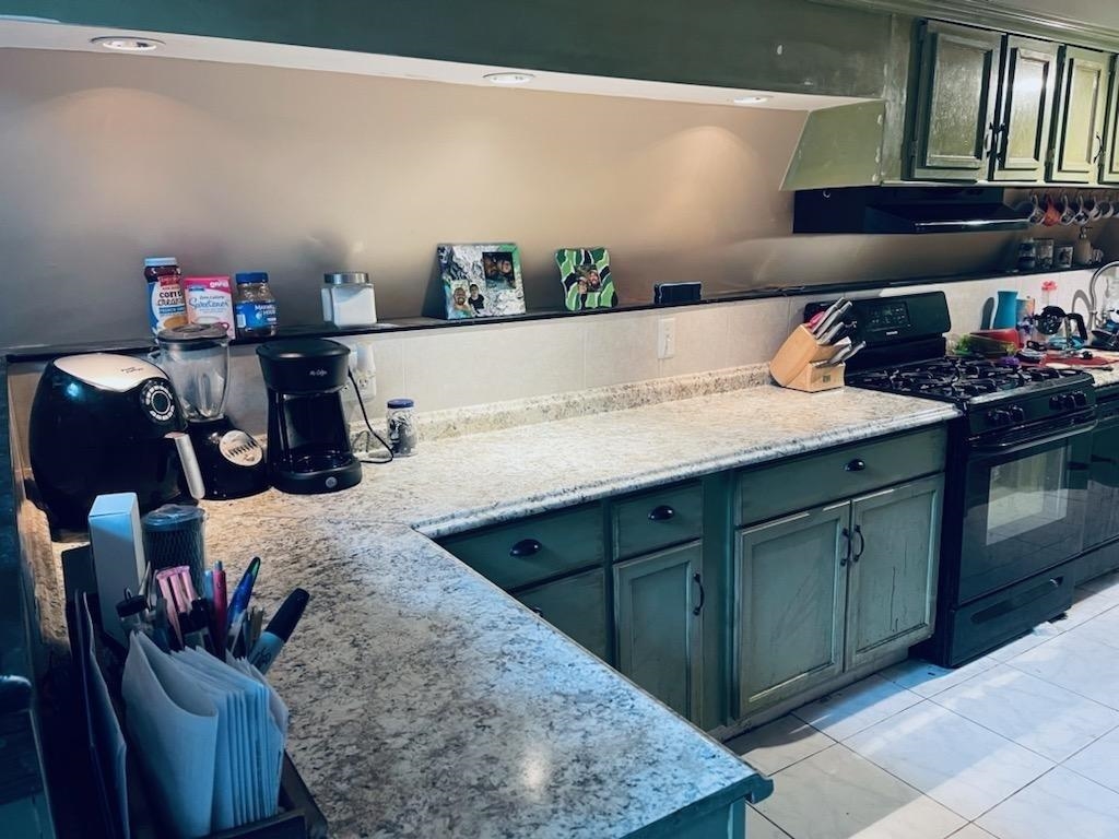 3121 Green Acres Road St. Augustine, FL 32084 - Photo 4 of 35 a kitchen with a sink and cabinets
