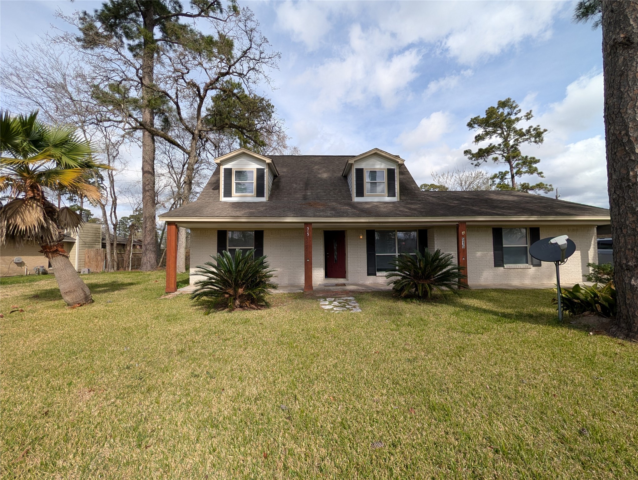 a view of a yard in front of house