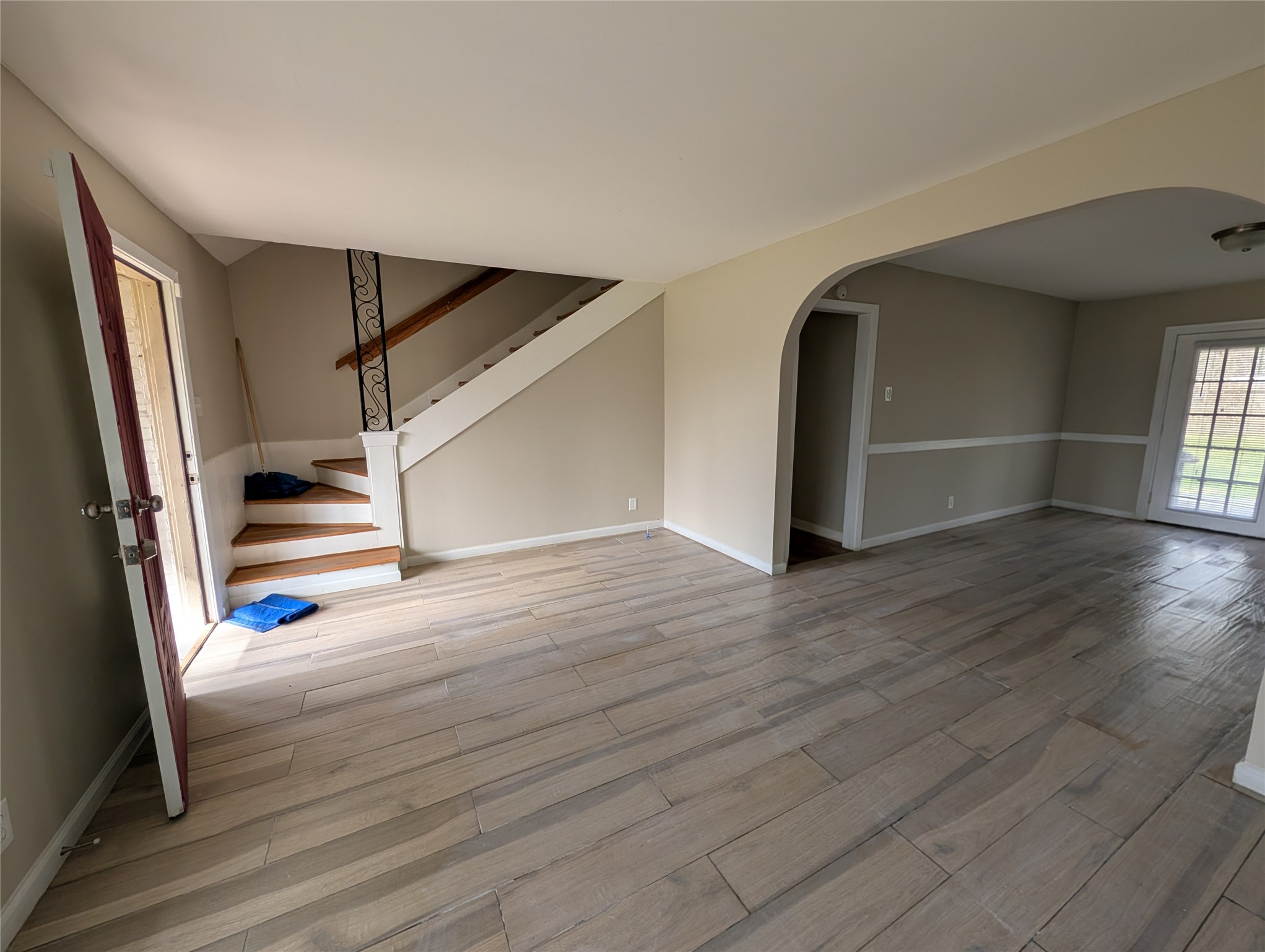 515 Broad Ripple Drive Houston, TX 77336 - Photo 6 of 21 an empty room with wooden floor and door