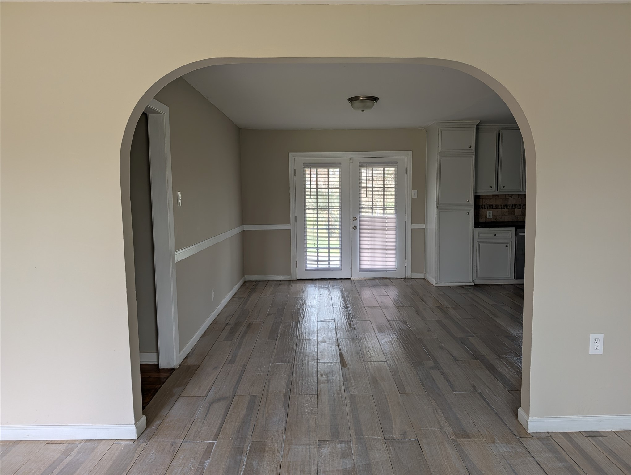 515 Broad Ripple Drive Houston, TX 77336 - Photo 7 of 21 an empty room with wooden floor and windows