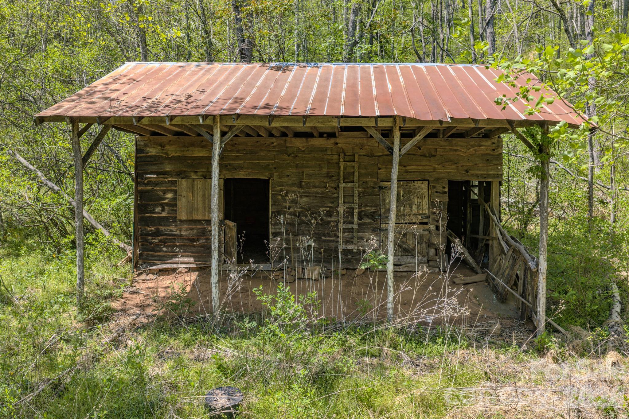 143 Gouge Cemetery Road Bakersville, NC 28705 - Photo 9 of 47 a backyard of a house with table and chairs