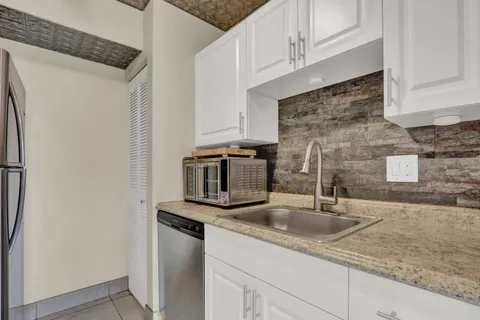 $180,000 | 2116 Sherwood Forest Boulevard, Unit 28, West Palm Beach, FL 33415