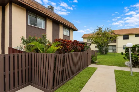 $180,000 | 2116 Sherwood Forest Boulevard, Unit 28, West Palm Beach, FL 33415