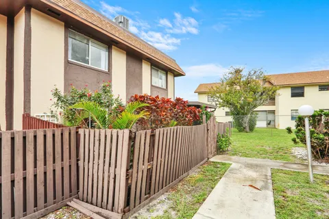 $180,000 | 2116 Sherwood Forest Boulevard, Unit 28, West Palm Beach, FL 33415