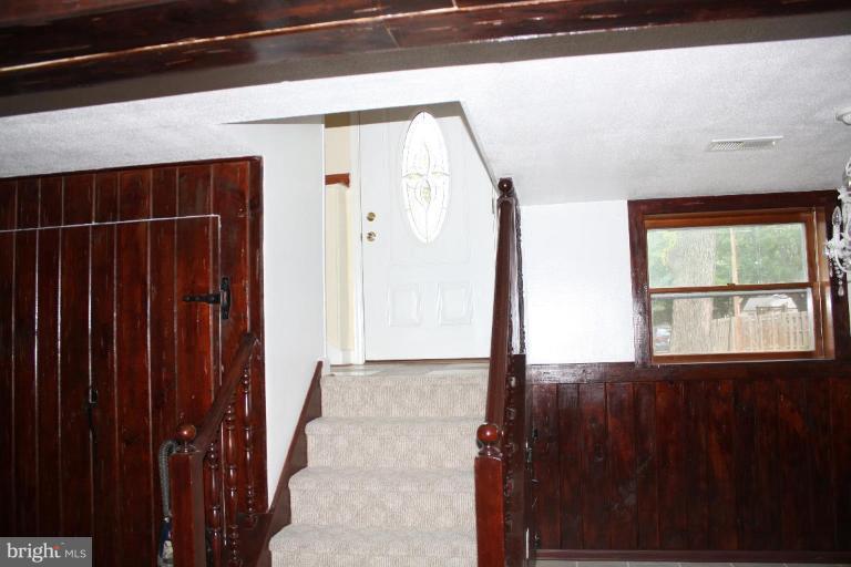15020 Alaska Road Woodbridge, VA 22191 - Photo 11 of 29 Entrance / Foyer