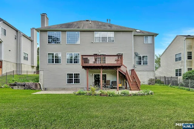 a view of a house with backyard