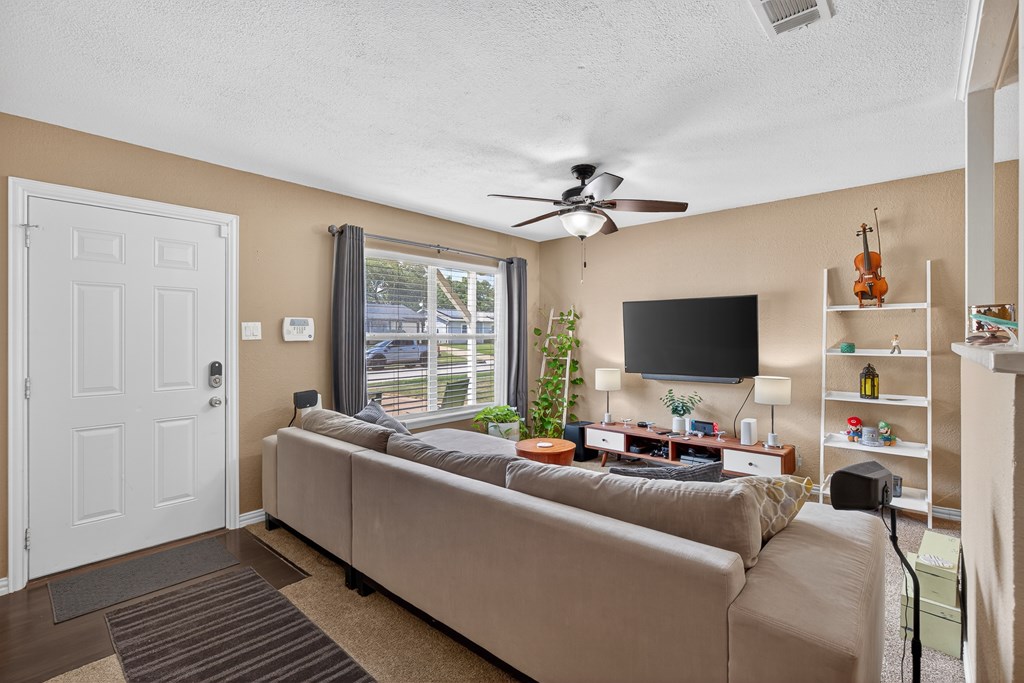 404 Freestone Drive Euless, TX 76039 - Photo 3 of 19