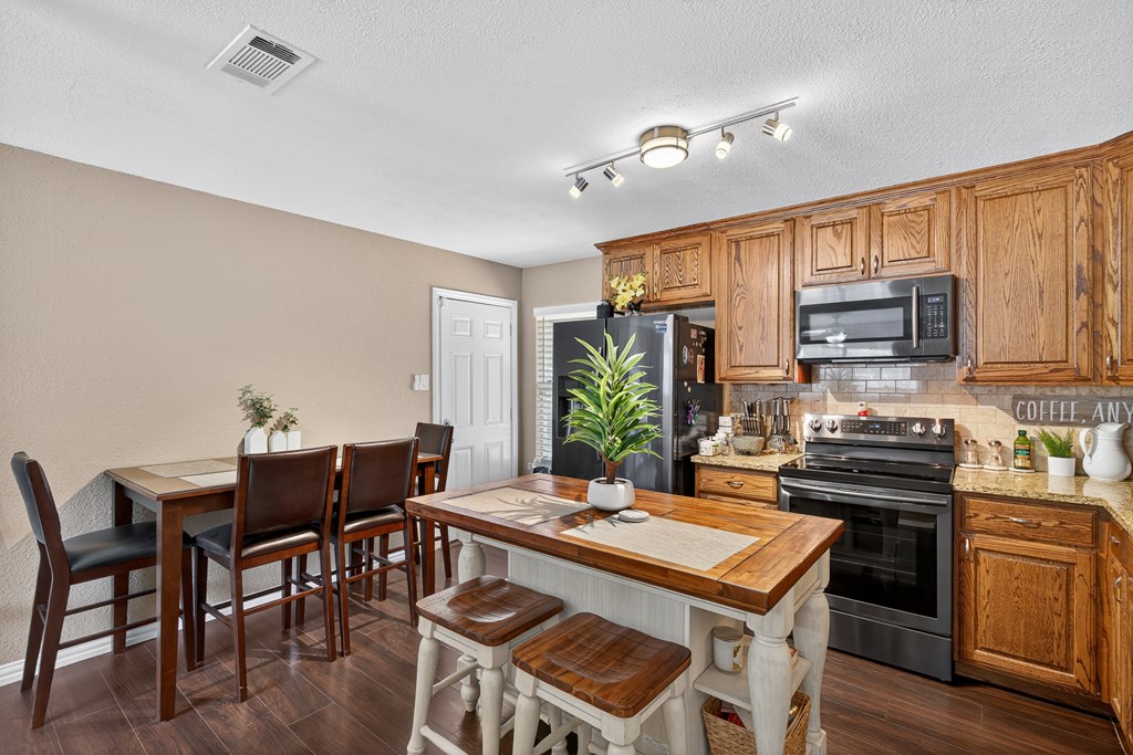 404 Freestone Drive Euless, TX 76039 - Photo 7 of 19