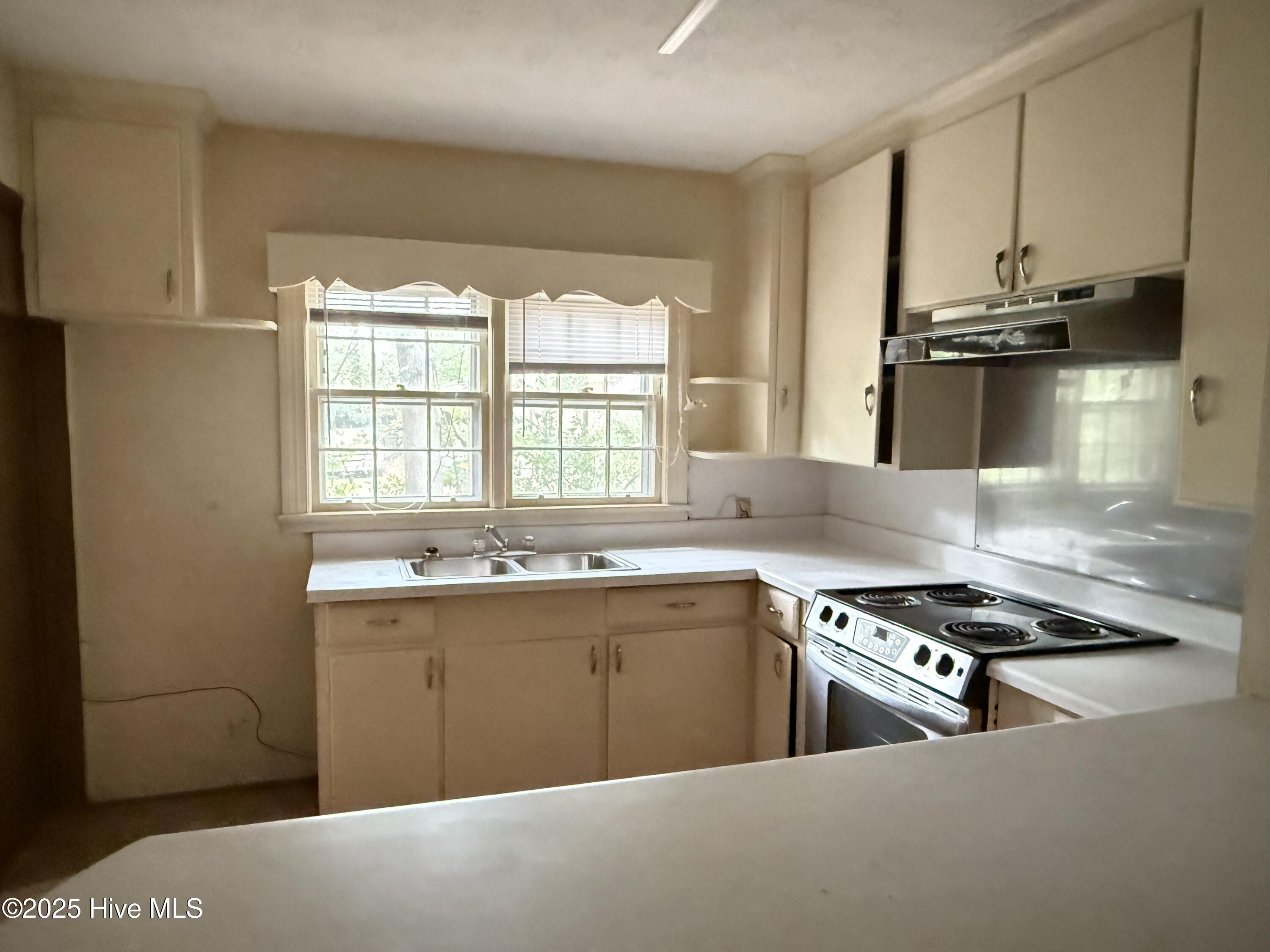 512 Nicholson Street Clinton, NC 28328 - Photo 7 of 16 IMG_1111