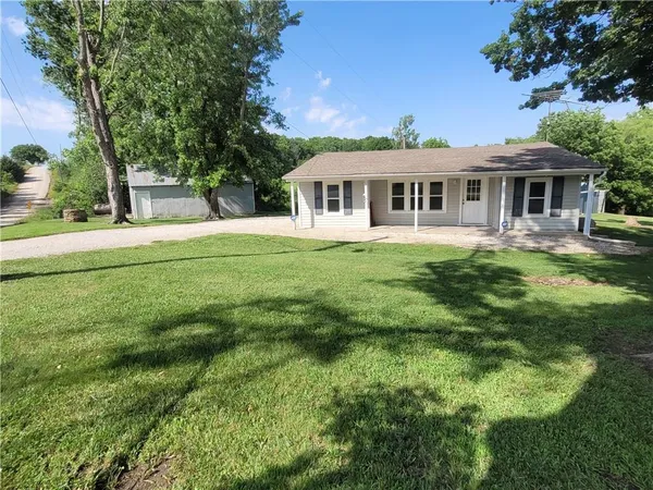 $300,000 | 27867 Lookout Road, Paola, KS 66071