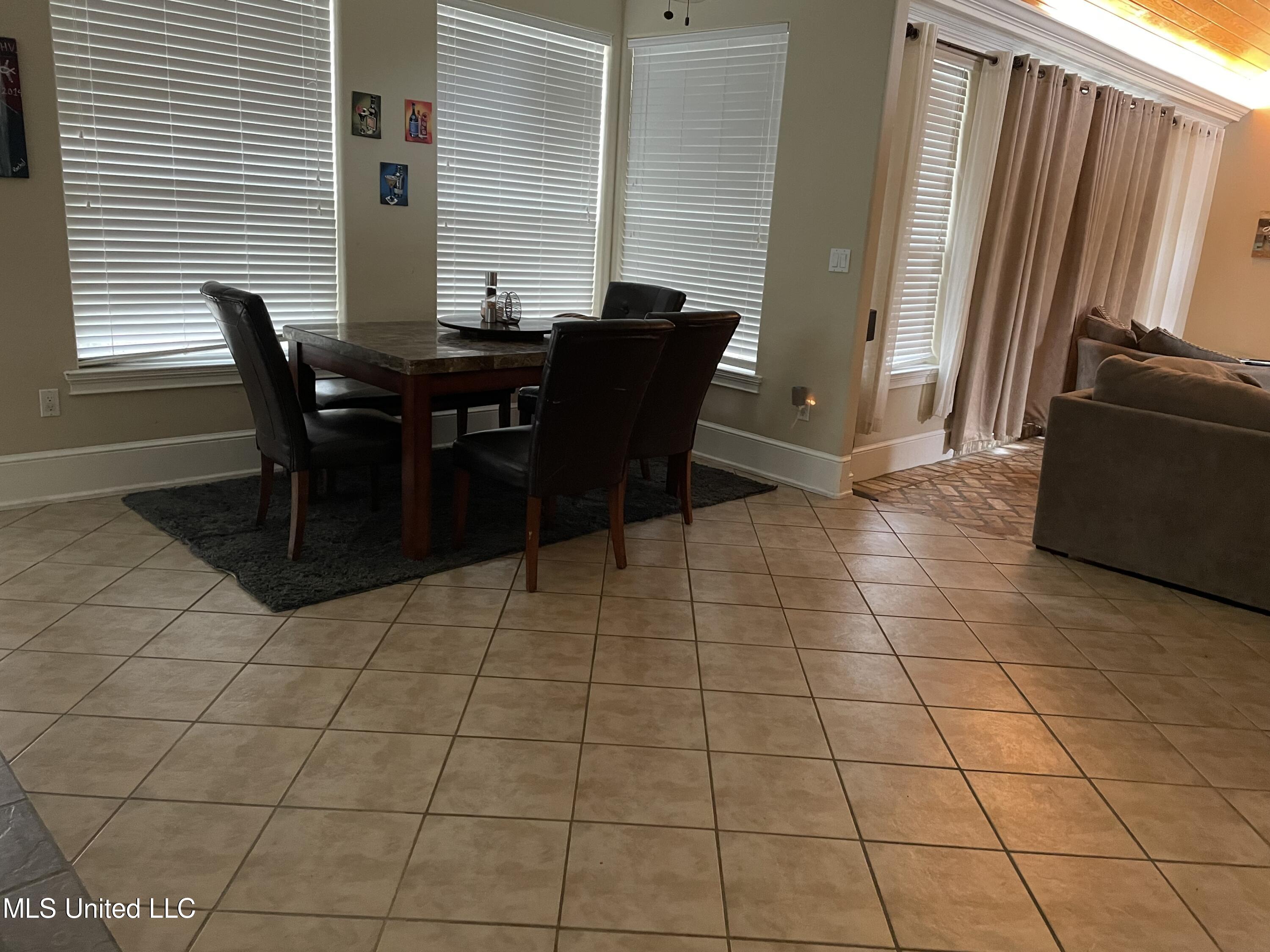 2456 Sunkist Country Club Road Biloxi, MS 39532 - Photo 4 of 20 furnished great room