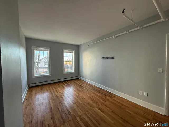 $1,950 | 187 Bank Street, New London, CT 06320