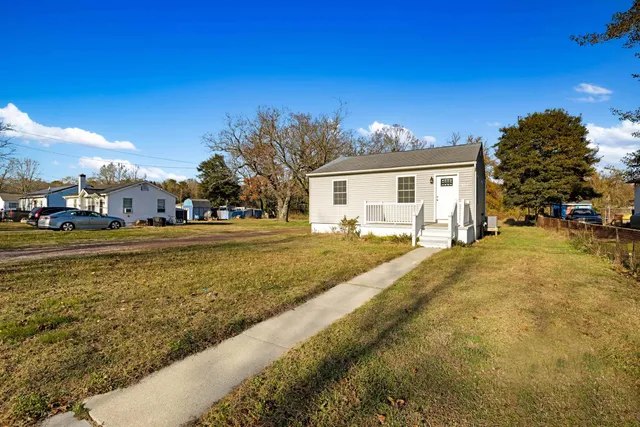 a view of an house with a yard