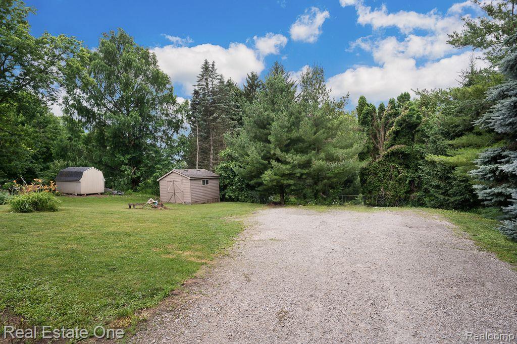 370 South Rochester Road Rochester, MI 48307 - Photo 7 of 37 Plenty of parking