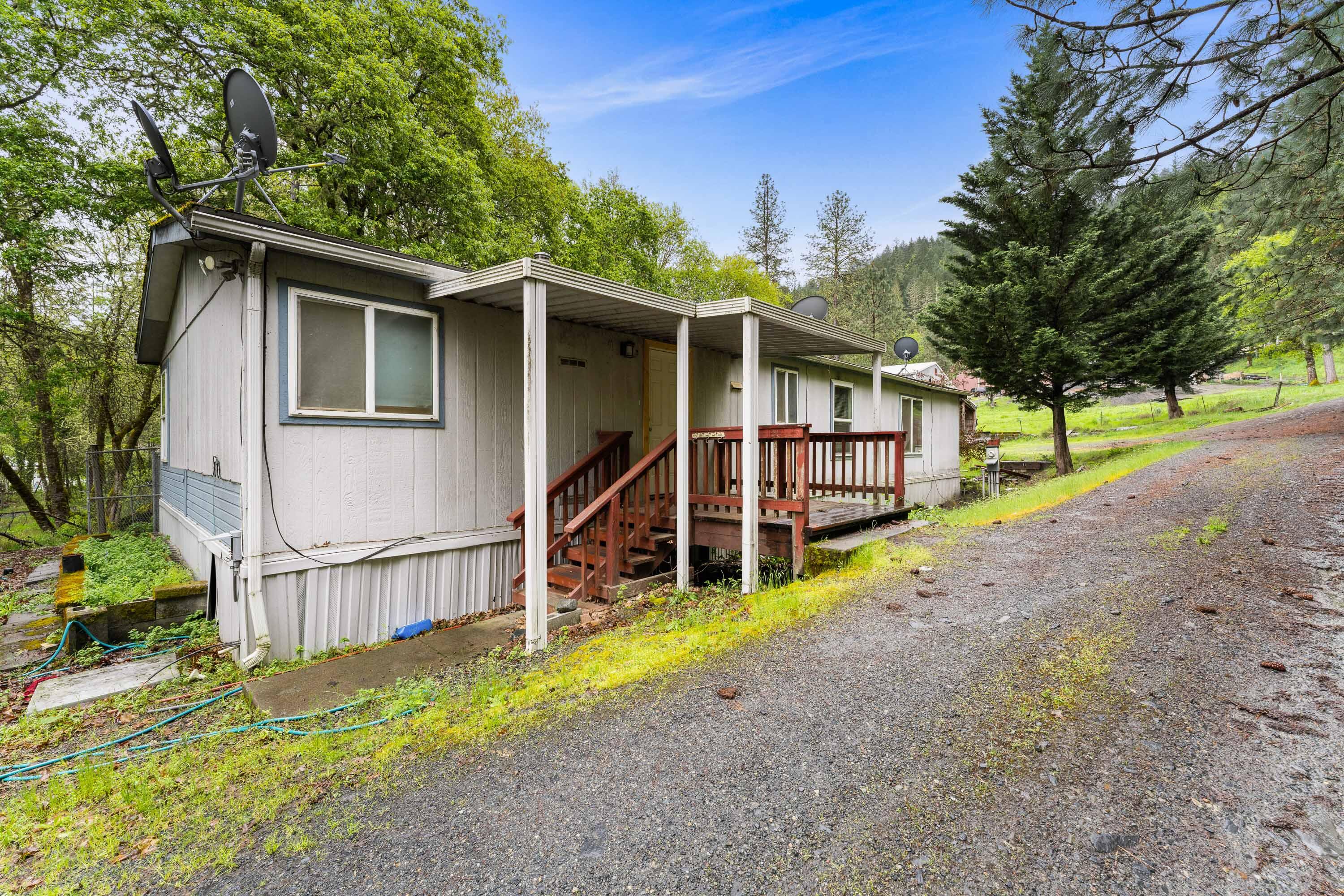 10517 Lower River Road Grants Pass, OR 97526 - Photo 2 of 26 05-EXT (5 of 14)