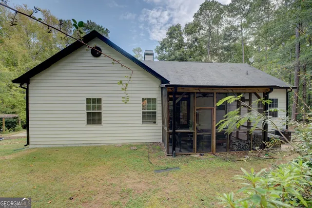 a view of a house with a yard