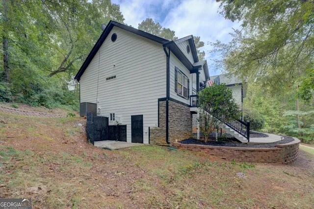 a view of a yard with a tree