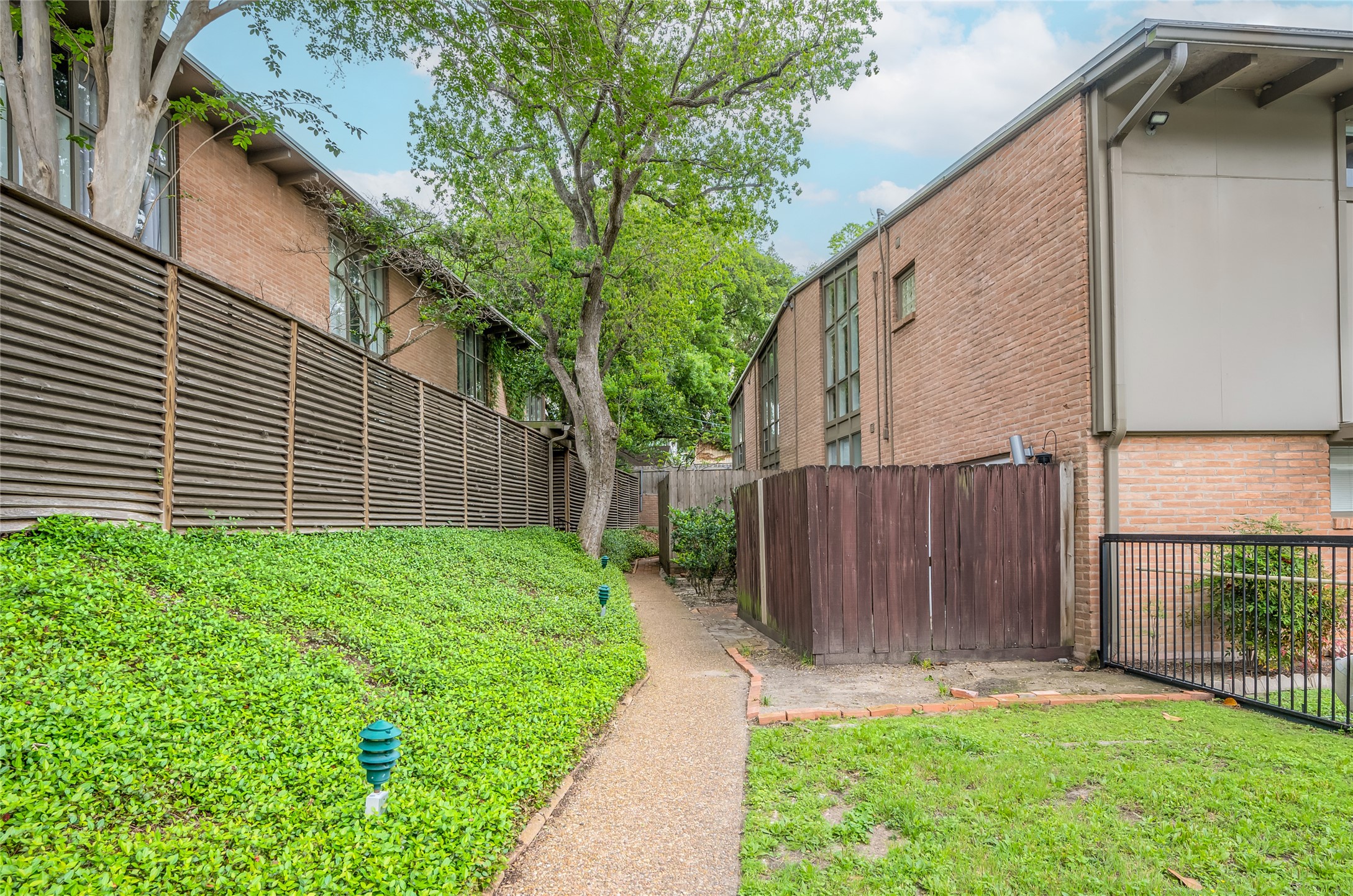 5222 Memorial Drive, Unit 5222 Houston, TX 77007 - Photo 23 of 32 a view of a back yard of the house