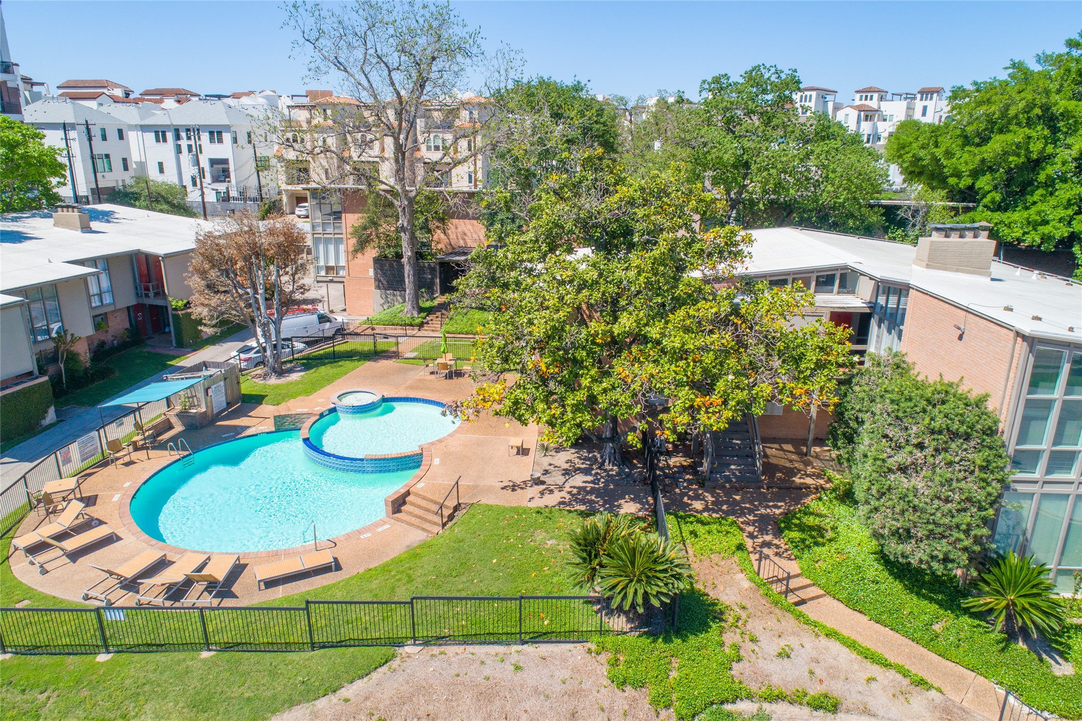 5222 Memorial Drive, Unit 5222 Houston, TX 77007 - Photo 26 of 32 a view of a swimming pool of a house