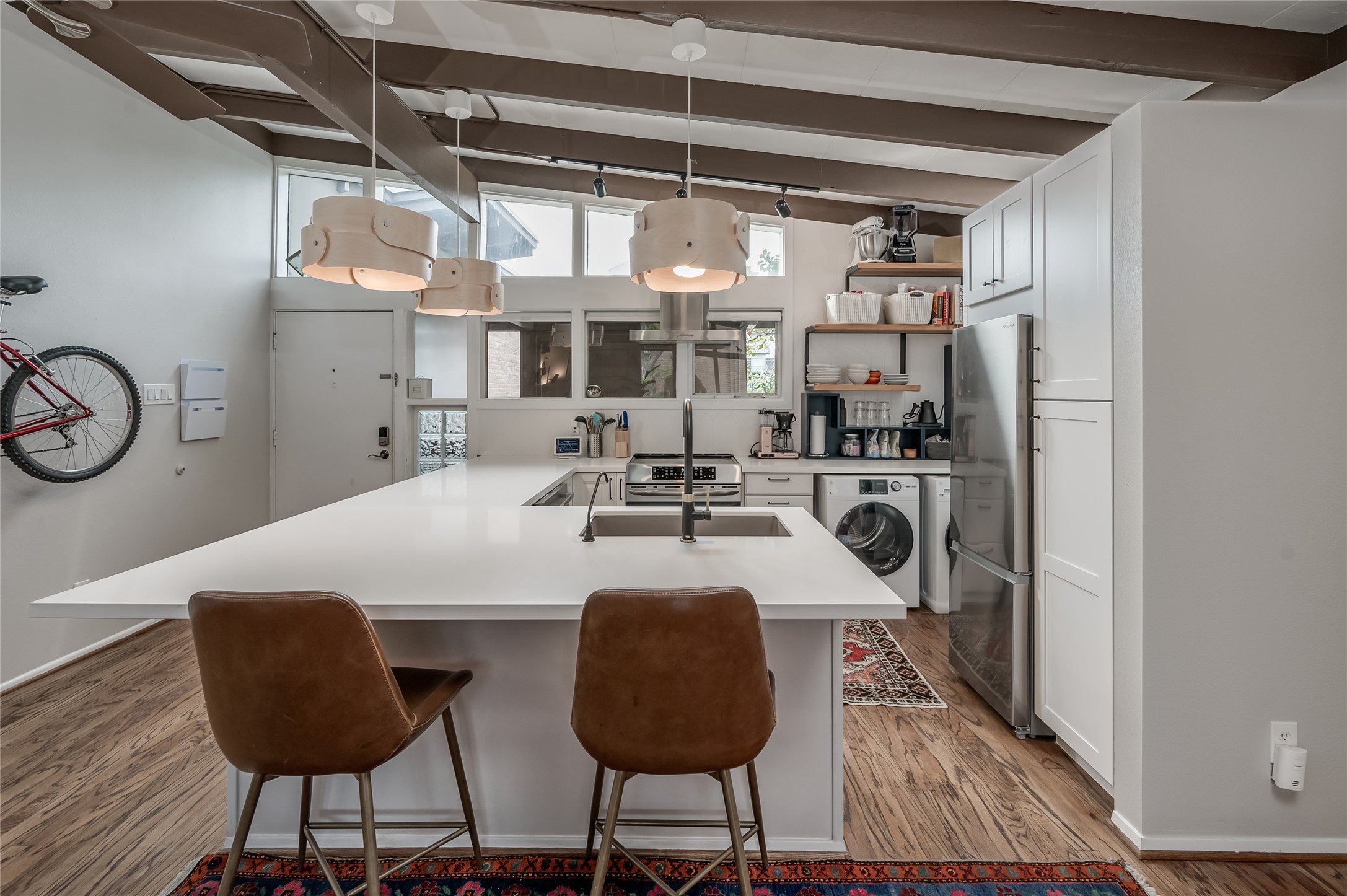 5222 Memorial Drive, Unit 5222 Houston, TX 77007 - Photo 4 of 32 a kitchen with a table and chairs