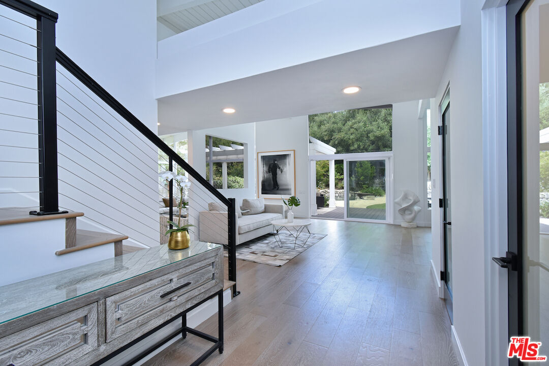 13413 Bayliss Road Los Angeles, CA 90049 - Photo 5 of 32